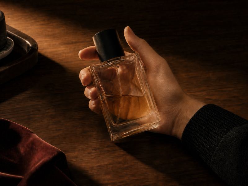 Flakon perfum w dłoni